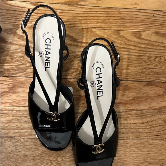 Authentic Chanel Patent leather pearl heels - Picture 2 of 8